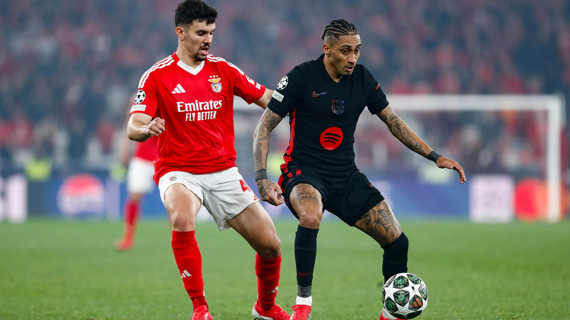 Raphinha Dias Belloli of FC Barcelona and Tomas Araujo of SL Benfica in action during the UEFA Champions League 2024/25 UEFA Champions League 2024/25 Round of 16 first Lleg match between SL Benfica and FC Barcelona at Estadio do Sport Lisboa e Benfica on March 05, 2025 in Lisbon, Portugal. AFP7 05/03/2025 ONLY FOR USE IN SPAIN