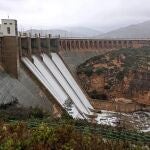 Comienza a verter por aliviaderos la presa de Forata y siguen desaguando Ulldecona, Regajo y Algar y Alcora
