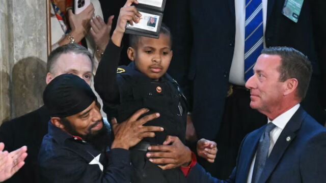 El pequeño DJ Daniels de 13 años en el Capitolio, vitoreado por los congresistas