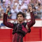SANTANDER, 25/07/2023.- El torero Andrés Roca Rey corta dos orejas este martes, durante el cuarto día de la Feria de Santiago de Santander, en la que ha compartido cartel con Andrés Roca Rey y Pablo Aguado, con toros de Antonio Bañuelos. EFE/ Pedro Puente Hoyos