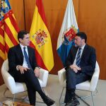 El presidente del BBVA, Carlos Torres, y el alcalde de Alicante, Luis Barcala, hoy en el Ayuntamiento