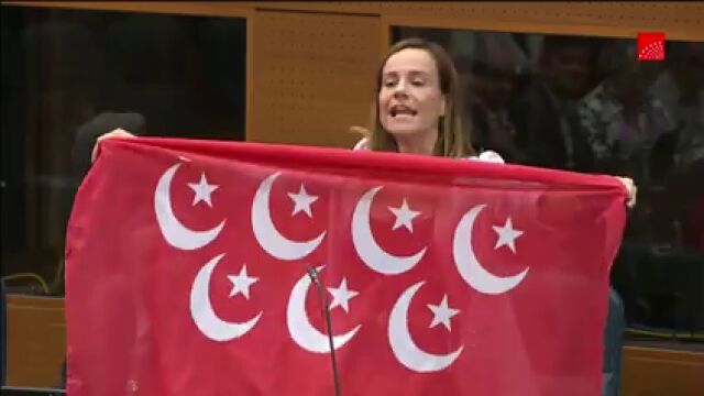 Vox cuela al islam en la Asamblea de Madrid: con una bandera de medias lunas