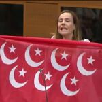 Vox cuela al islam en la Asamblea de Madrid: con una bandera de medias lunas
