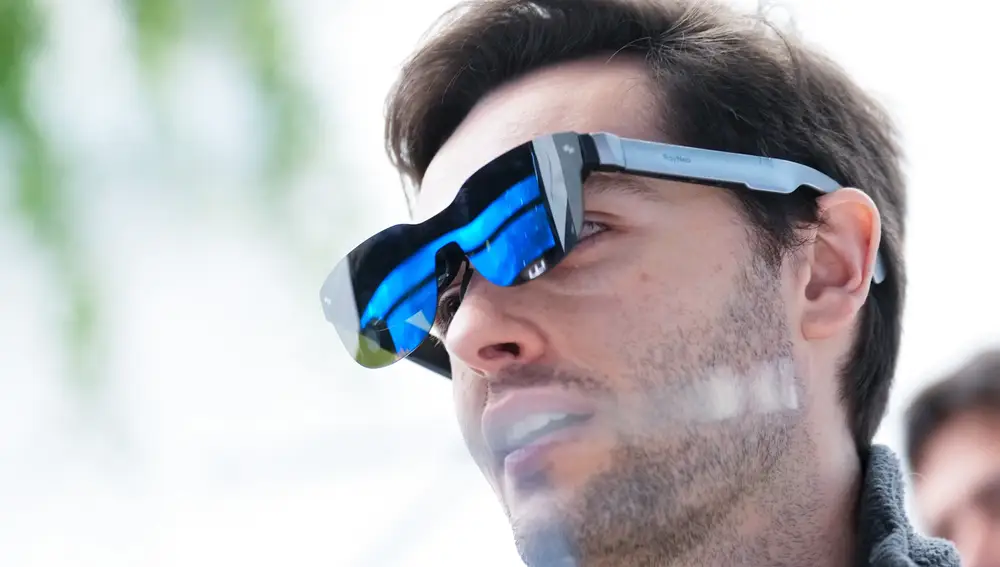 HOSPITALET DEL LLOBREGAT (BARCELONA), 03/03/2025.- Una persona con gafas inteligentes de Realidad Aumentada asiste a la inauguración del Mobile World Congress (MWC), el mayor congreso mundial de conectividad, que arranca este lunes en Barcelona con el foco puesto en la inteligencia artificial (IA) y la expectativa de reunir a más de 100.000 asistentes. EFE/Enric Fontcuberta