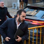 El empresario Víctor de Aldama, el considerado comisionista de la trama de adjudicaciones públicas de mascarillas en plena pandemia, baja del coche conducido por el líder de Desokupa, Daniel Esteve a su llegada al Tribunal Supremo donde el juez Leopoldo Puente le interroga como investigado. 