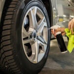Un experto en reparaciones revela el producto que utiliza para dejar los neumáticos y el coche como nuevos