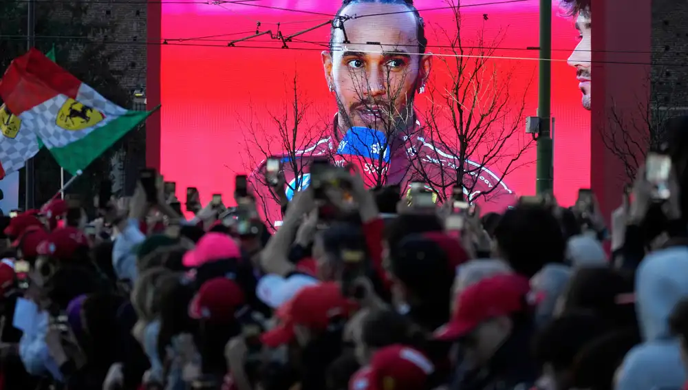 Fans de Ferrari y una imagen de Lewis Hamilton