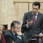 Juanma Moreno, ayer en el Pleno del Parlamento andaluz