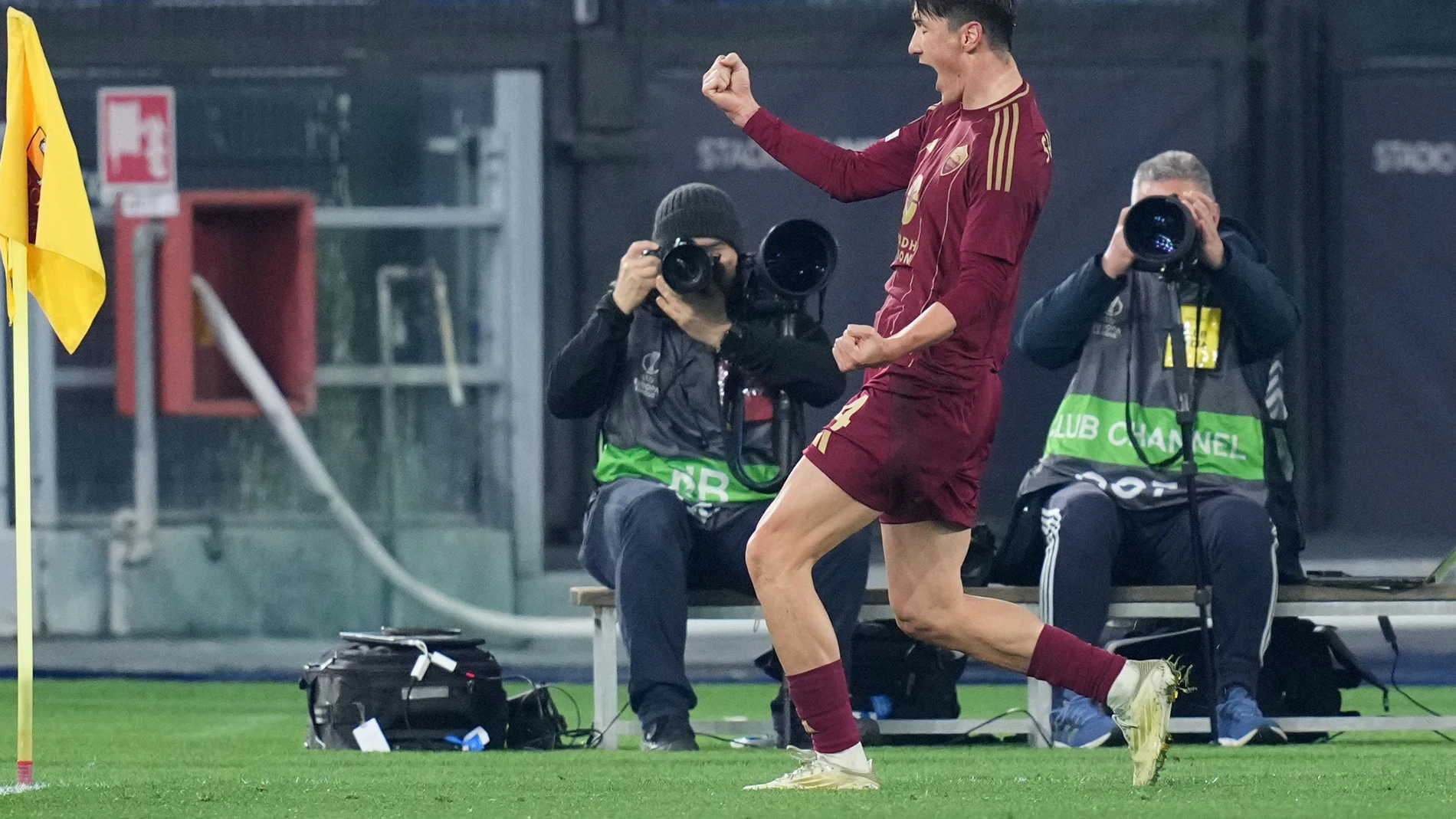 06 March 2025, Italy, Rome: Roma's Eldor Shomurodov celebrates scoring his side's second goal during the UEFA Europa League Round of 16 first leg soccer match between AS Roma and Athletic Club at the Olympic Stadium. Photo: Alfredo Falcone/LaPresse via ZUMA Press/dpa Alfredo Falcone/LaPresse via ZUM / DPA 06/03/2025 ONLY FOR USE IN SPAIN