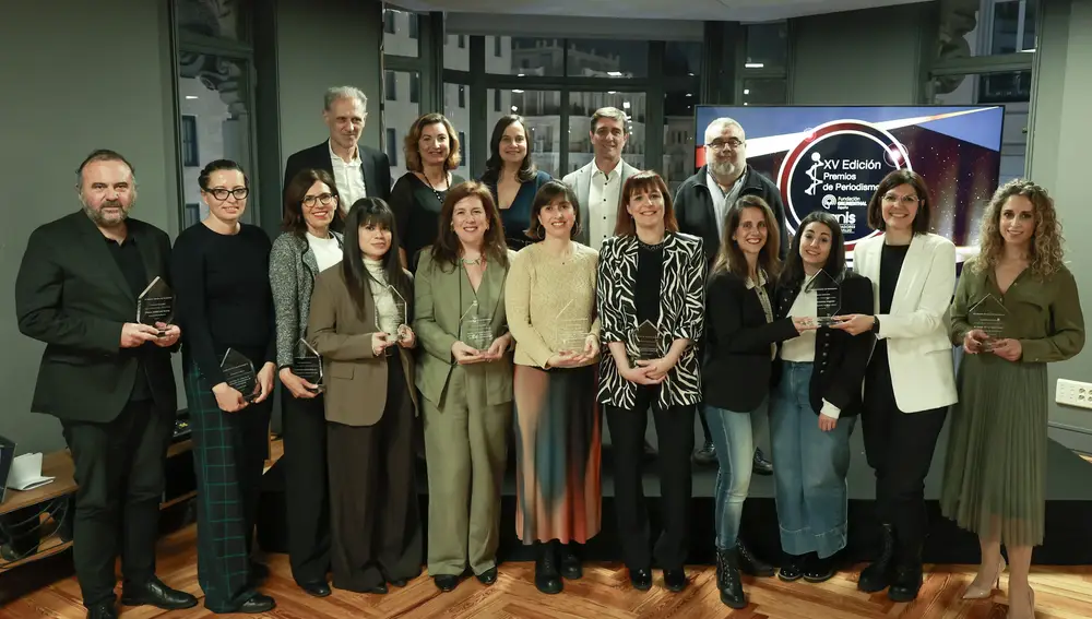 Foto de familia de los premiados junto al jurado