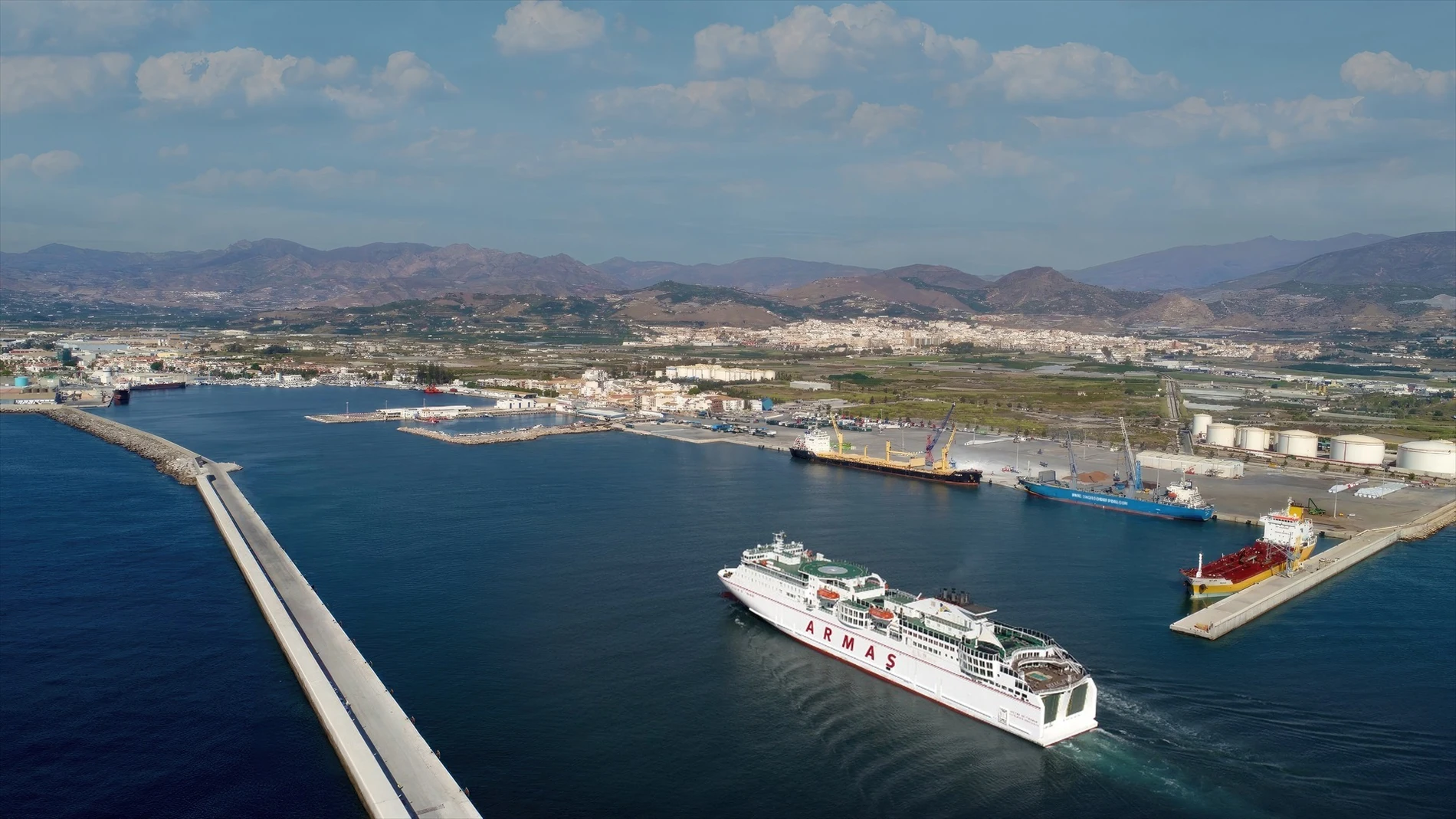 Barco de Armas llegando al Puerto de Motril.