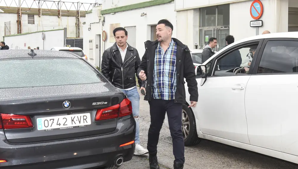 Andy arropa a Lucas González y a su familia en el Tanatorio Virgen del Rosario