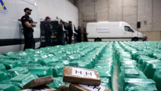 Una operación conjunta de la Policía Nacional y el Servicio de Vigilancia Aduanera que se ha saldado con la incautación de 13 toneladas de cocaína en un contenedor en el puerto de Algeciras (Cádiz), la mayor en la historia del narcotráfico en España. 