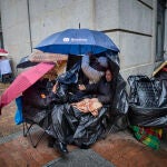 Muchos devotos madrileños han pasado la noche al aire libre esperando que la Basílica de Medinaceli abra 