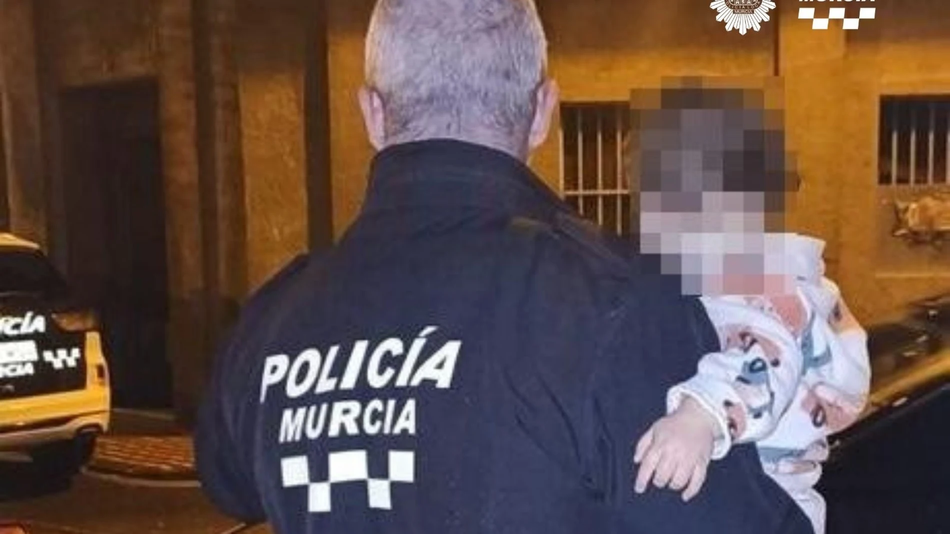 Un agente de la Policía Local de Murcia traslada al exterior a uno de los menores REMITIDA / HANDOUT por POLICÍA LOCAL DE MURCIA Fotografía remitida a medios de comunicación exclusivamente para ilustrar la noticia a la que hace referencia la imagen, y citando la procedencia de la imagen en la firma 06/03/2025