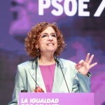 María Jesús Montero entrega el premio Clara Campoamor a la exconsejera Carmen Martínez Aguayo en Sevilla