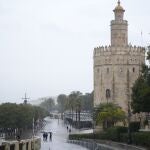 Varias se protegen de la lluvia con un paraguas