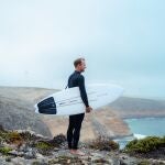 El surfista profesional australiano Josh Kerr y su empresa Draft Surf han colaborado con Acciona para desarrollar tablas de surf «eólicas»