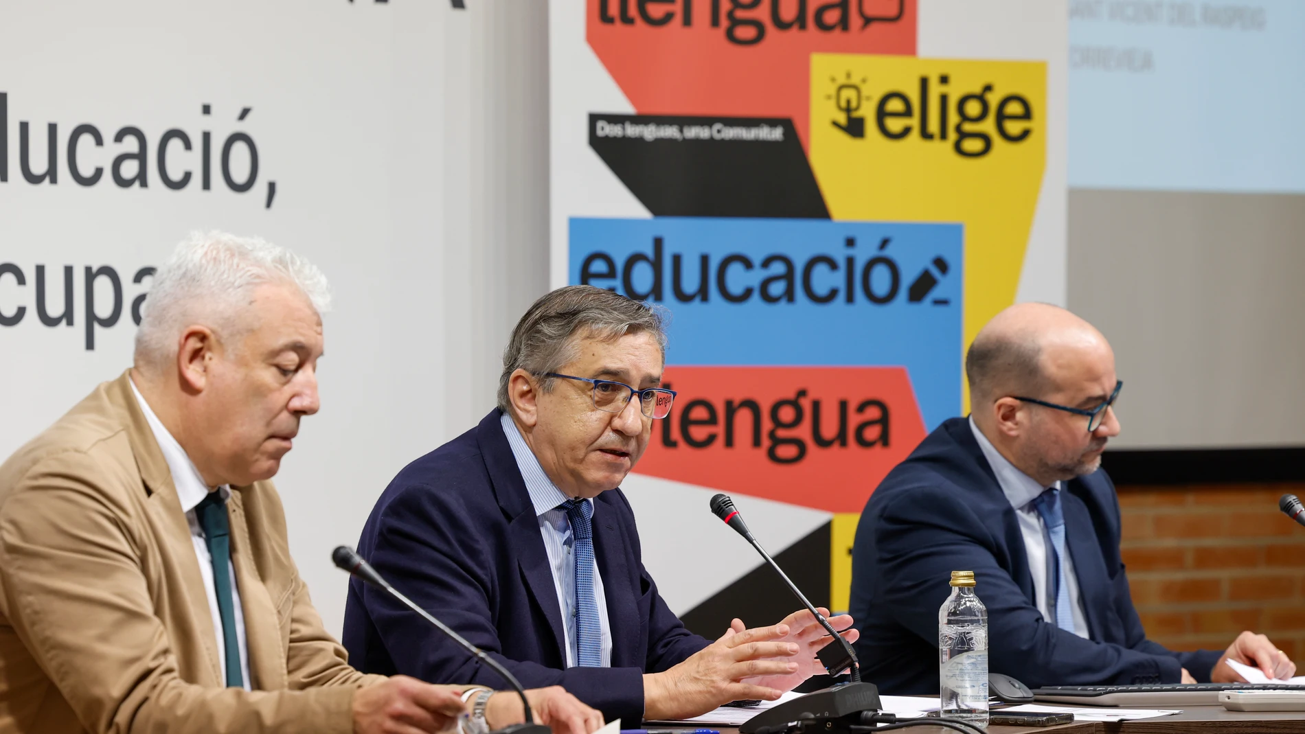 GRAFCVA6046. VALENCIA, 06/03/2025.- El conseller de Educación, Cultura, Universidades y Empleo, José Antonio Rovira (c), durante el acto de presentación de los resultados de elección de la lengua base, castellano o valenciano, resultante de la consulta a las familias. EFE/Ana Escobar