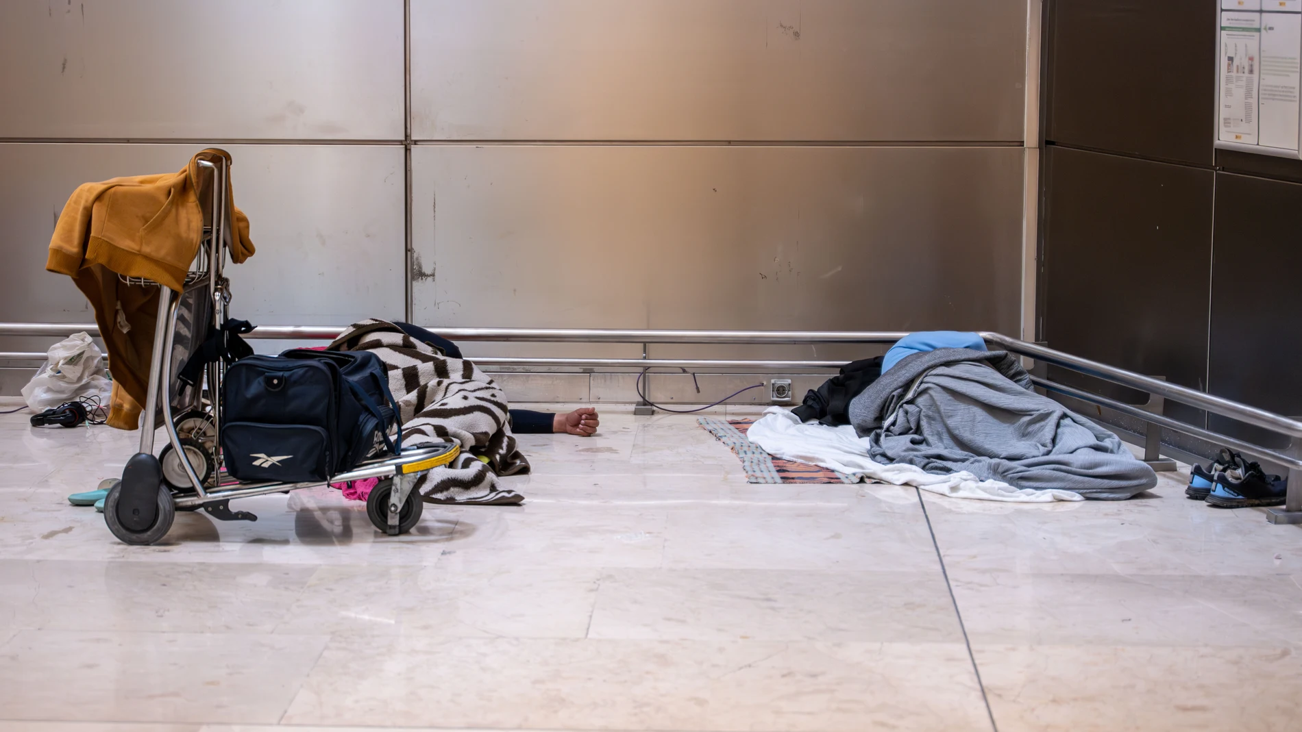 *ACOMPAÑA CRÓNICA* MADRID, 05/03/2025.- Alrededor de medio millar de personas sin techo, españoles y extranjeros en situación de vulnerabilidad, de todas las edades, algunos con trabajos precarios y otros sin papeles, duermen en el aeropuerto Adolfo Suárez Madrid-Barajas, mientras AENA, la Delegación del Gobierno en Madrid, el Ayuntamiento de la capital y la Comunidad discuten sobre la solución del problema. EFE/Fernando Villar