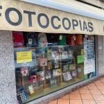 Fotografía de una papelería en el barrio de Santa María de Gracia de Murcia, que se traspasa por jubilación