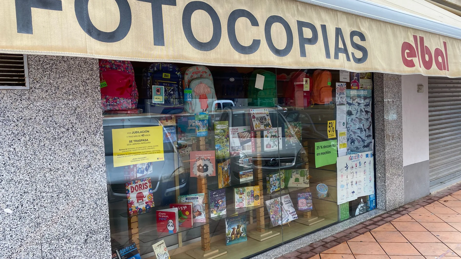 Fotografía de una papelería en el barrio de Santa María de Gracia de Murcia, que se traspasa por jubilación