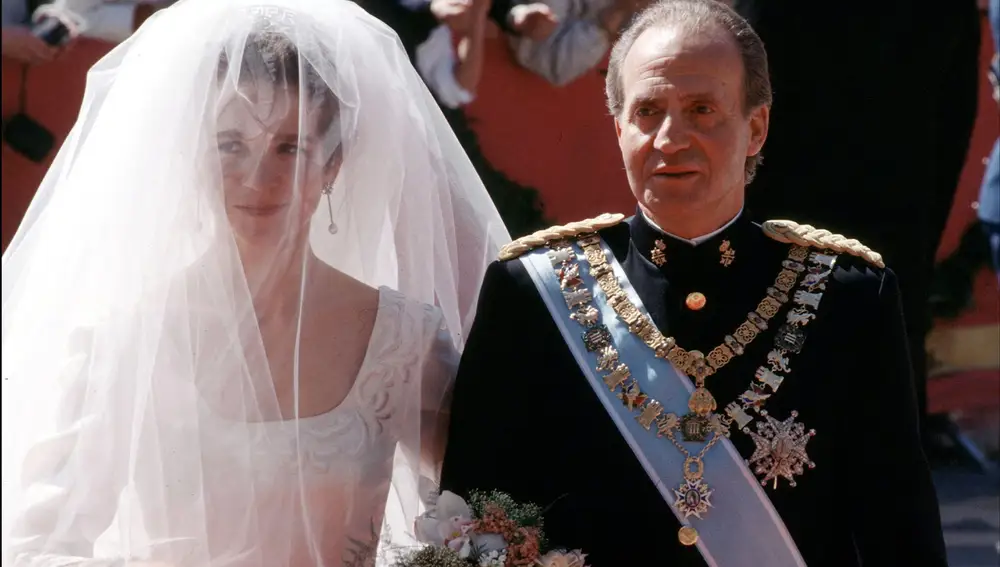La Infanta Elena junto con el Rey Emérito en su boda.