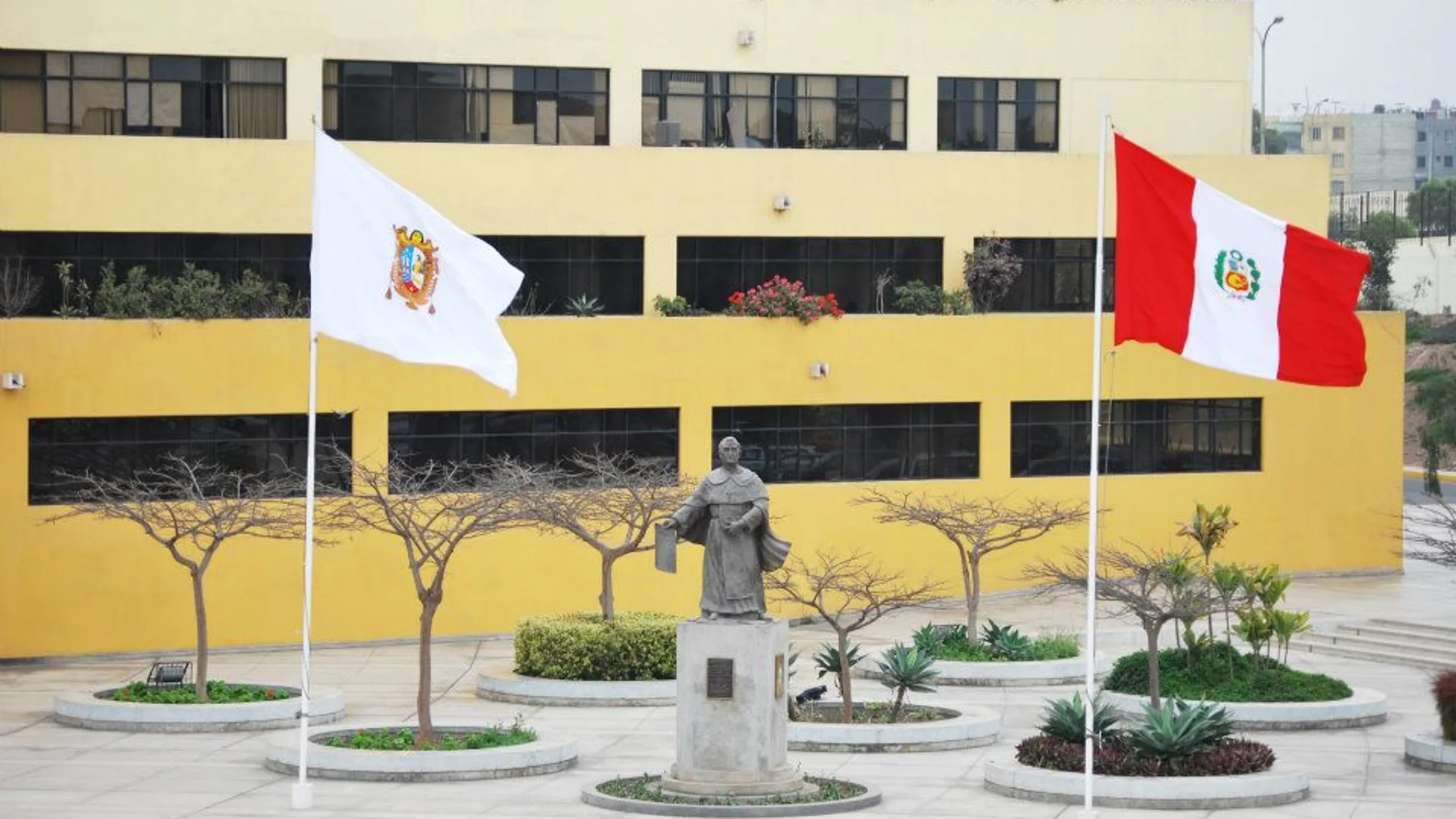 Estatura de Fray Tomás de San Martín en la plaza de la primera universidad de América