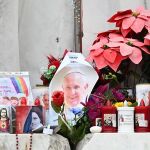 El altar improvisado al Papa Francisco en las puertas del Hospital Gamelli de Roma 