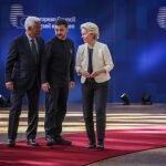 Antonio Costa y Ursula von der Leyen conversan con Volodimir Zelenski antes del Consejo Europeo en Bruselas