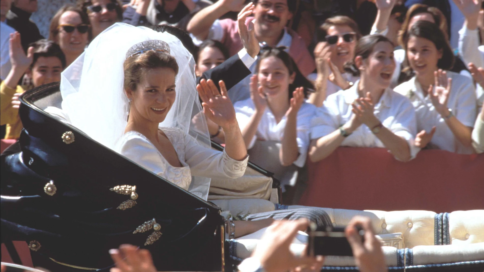 Los detalles del vestido de novia de la Infanta Elena.