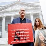 Los padres de Kira López, una niña que se suicidó a los 15 años a causa del acoso escolar, entregando más de 230.000 firmas en el Congreso de los Diputados con motivo del Día Internacional contra Violencia, Acoso Escolar y Ciberacoso.