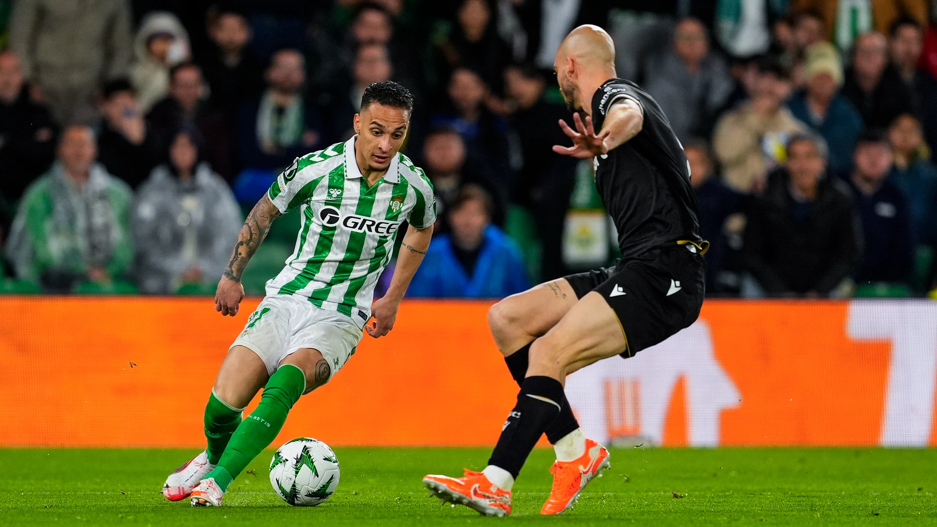 Antony Matheus dos Santos of Real Betis in action during the UEFA Conference League 2024/25 League Round of 16 First Leg match between Real Betis and Vitoria Guimaraes SC, at Benito Villamarin stadium on March 06, 2025, in Sevilla, Spain. AFP7 06/03/2025 ONLY FOR USE IN SPAIN