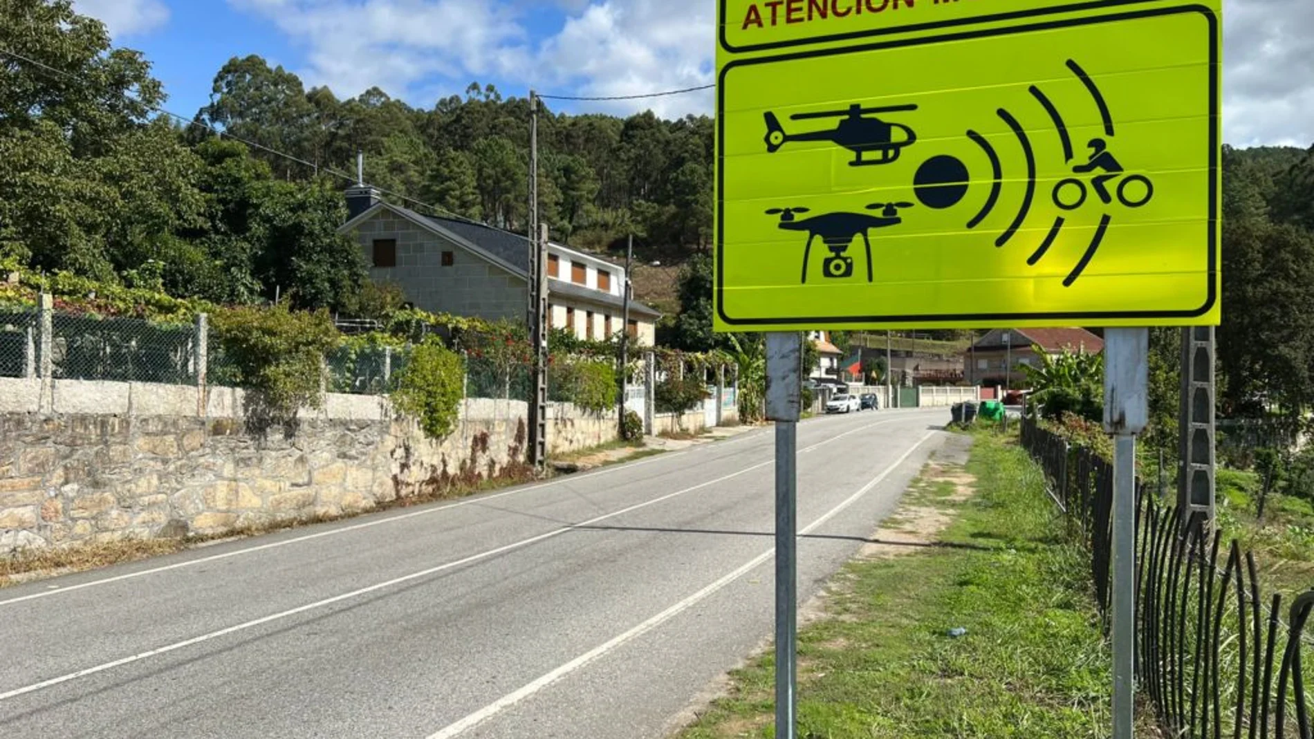 Panel de aviso de control de velocidad en la carretera que una Marín y Moaña