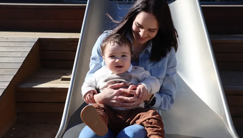 Anna junto a su primer hijo, Biel