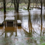 Un banco cubierto de agua en el área recreativa de la Chopera