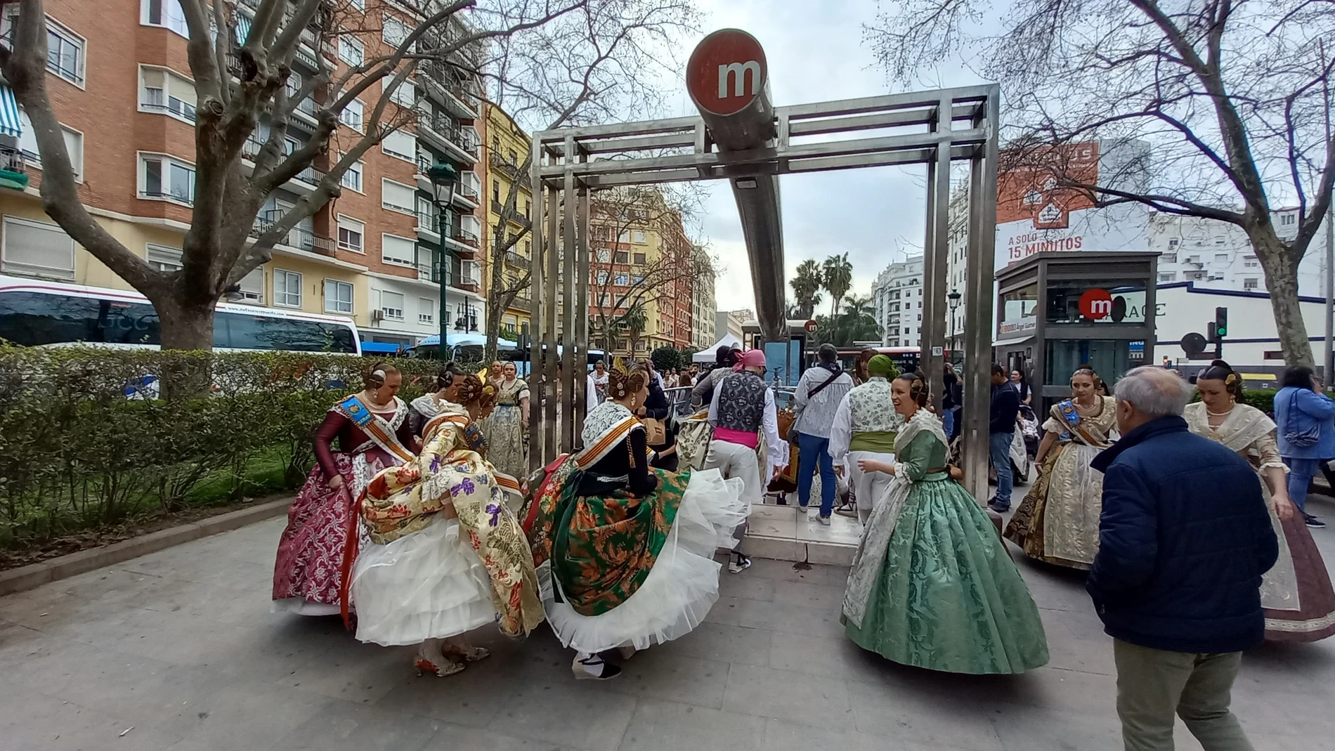 Imagen de falleras y falleros accediendo a una estación de Metrovalencia. REMITIDA / HANDOUT por Generalitat Valenciana Fotografía remitida a medios de comunicación exclusivamente para ilustrar la noticia a la que hace referencia la imagen, y citando la procedencia de la imagen en la firma 07/03/2025