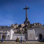 Alumnos de la Escolanía juegan al fútbol durante un descanso
