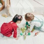 Dos niños jugando 