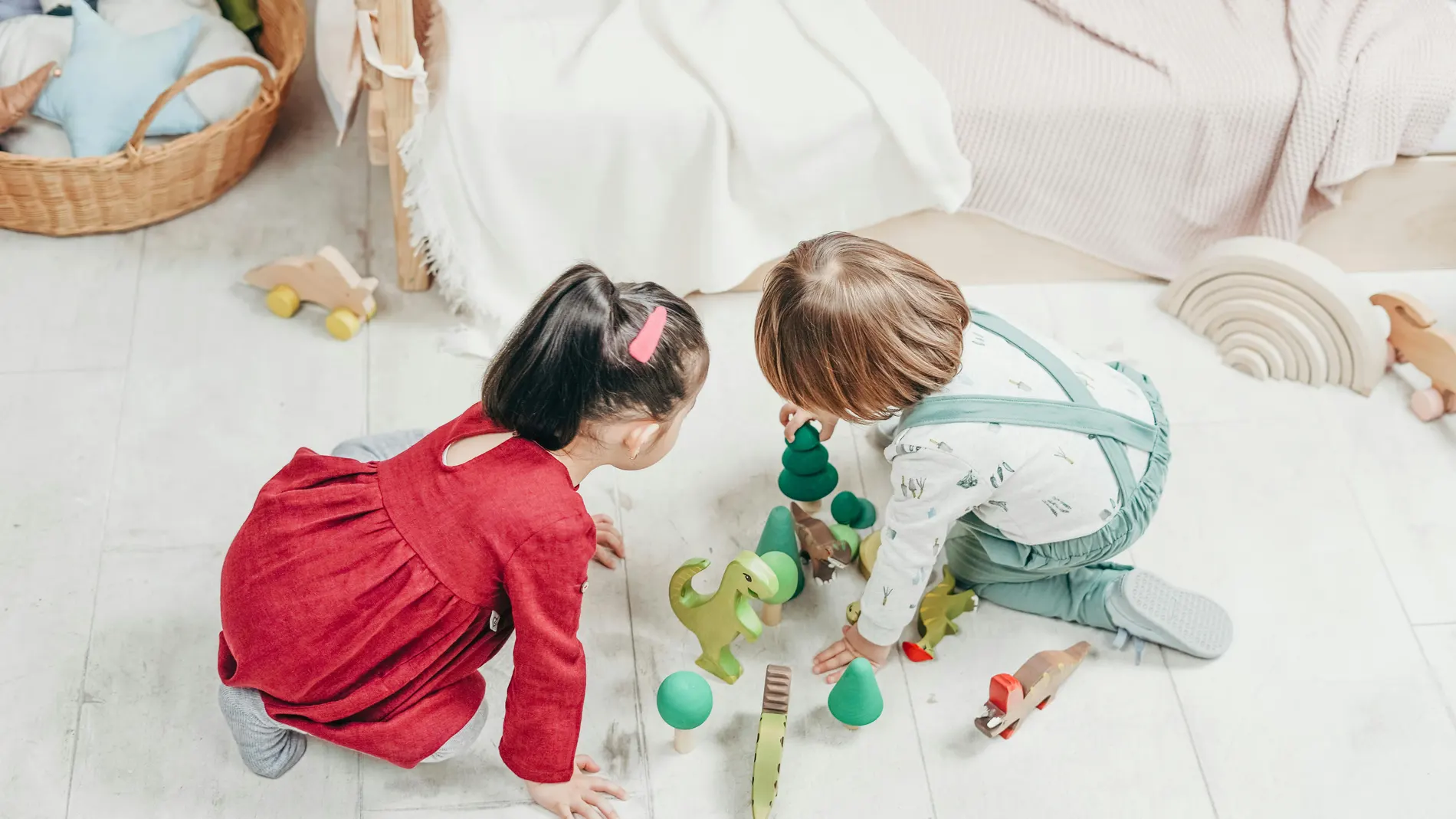 Dos niños jugando