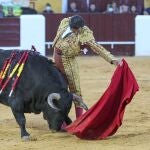 Morante de la Puebla en la lidia de su segundo toro de la ganadería de Zaluendo, en la Feria de Olivenza.
