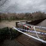 Alcalá de Henares cierra el paso a zonas inundables ante la crecida del caudal del río Henares