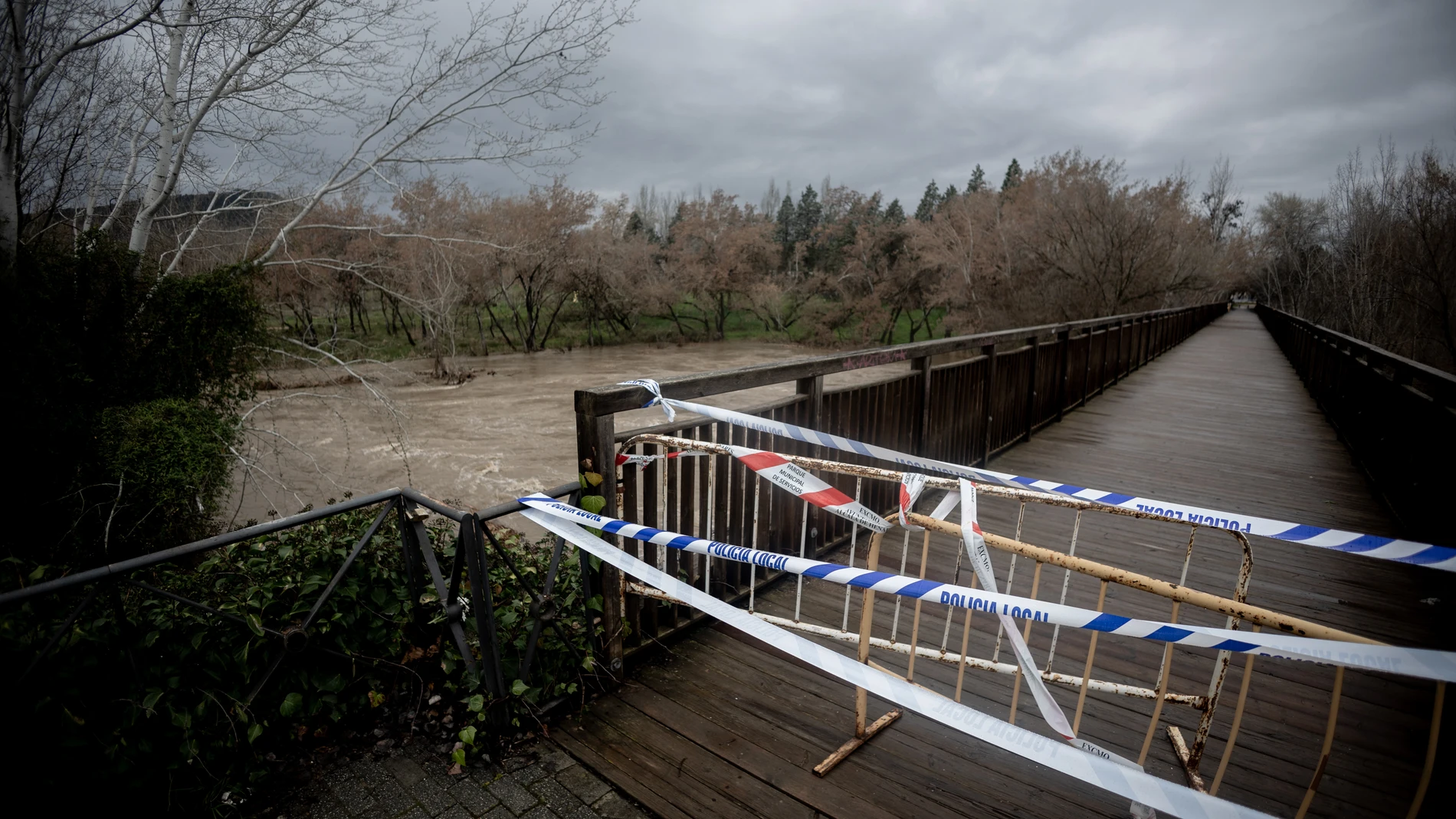 Una valla y cintas indican el cierre del paso a zonas inundables ante la crecida del caudal del río Henares, a 7 de marzo de 2025, en Alcalá de Henares, Madrid (España). El Ayuntamiento de Alcalá de Henares ha cerrado el paso de las zonas inundables del municipio ‘’como medida de prevención y seguridad para los vecinos’’ ante la crecida del caudal del río Henares tras las abundantes lluvias experimentadas en las últimas horas. 07 MARZO 2025;ALCALÁ DE HENARES;INUNDABLE;RIO;CRECIDA; Eduardo P...
