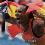 Ana Peleteiro celebra su título de campeona de Europa con la bandera española