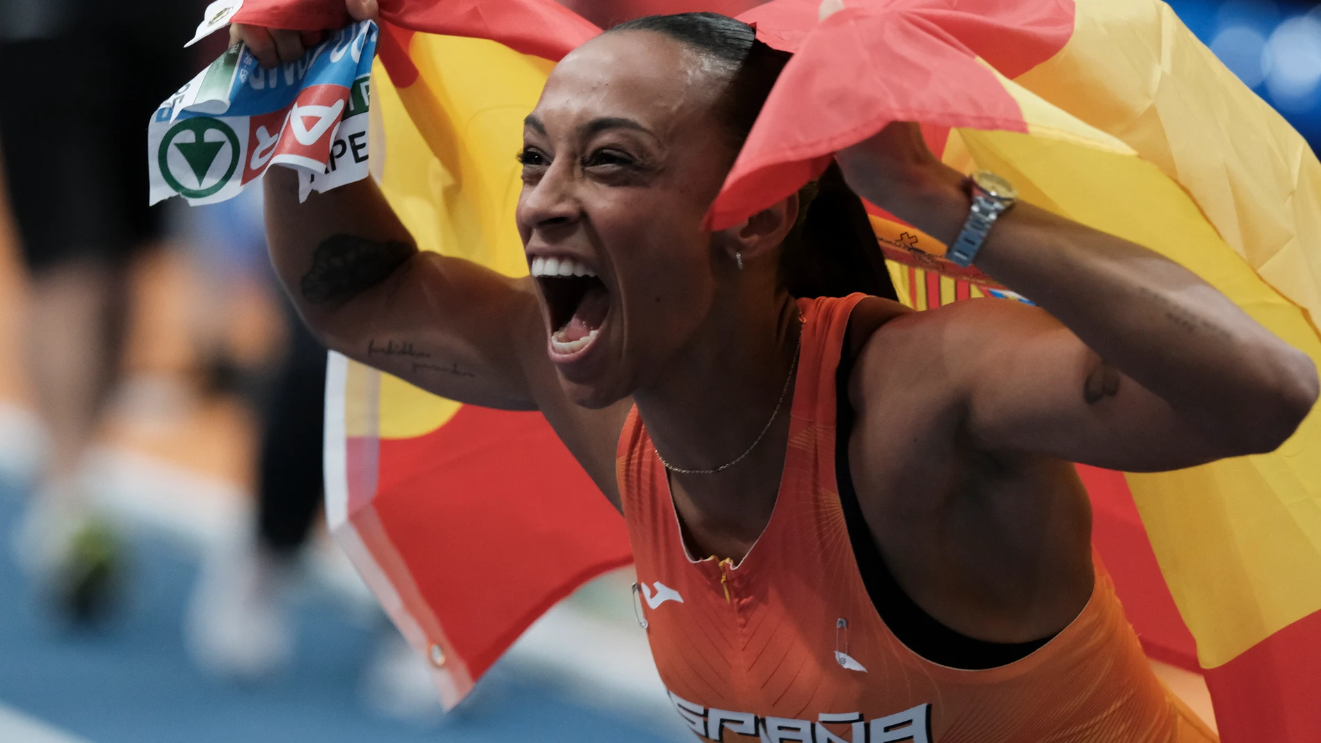 Ana Peleteiro celebra su título de campeona de Europa con la bandera española
