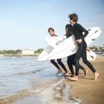 Jóvenes haciendo surf