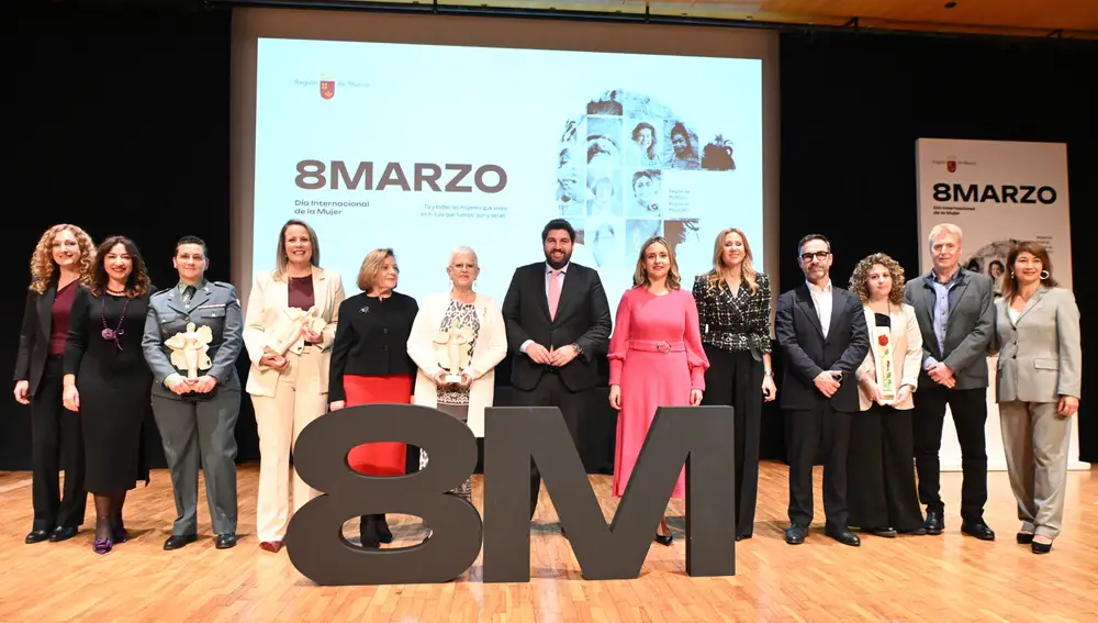 Foto de familia de las mujeres premiadas ayer el acto institucional de entrega de los Premios 8 de marzo de la Comunidad