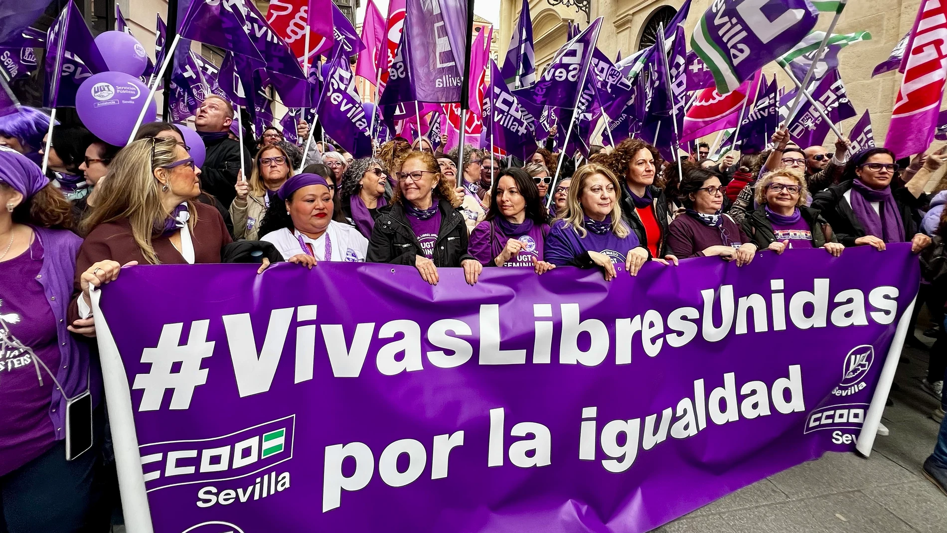 SEV09. SEVILLA, 07/03/2025.-Participantes en la manifestación con motivo del 8M (Día Internacional de la Mujer) convocada por los sindicatos UGT y CCOO en Andalucía, este viernes en Sevilla.EFE/ Roberto Ruiz Oliva