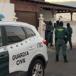 Una imagen de archivo de varios agentes de la Guardia Civil frente a un domicilio