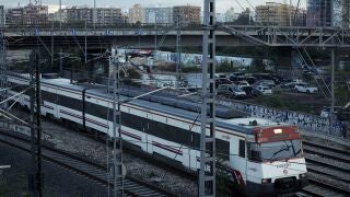  Vista general de un tren de cercanías saliendo de Valencia.
